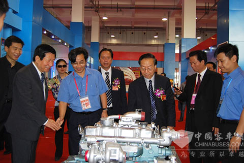 郭德明（前排左二）陪同李毅中（右三）、侯云春（左一）参观玉柴展馆