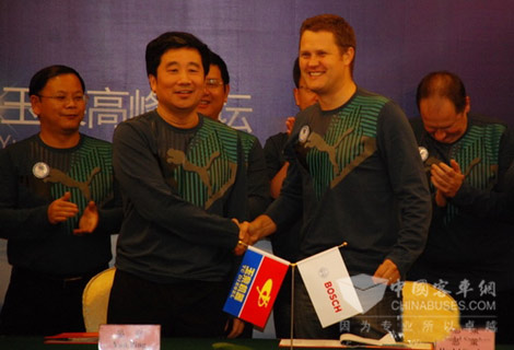 晏平（左）与惠策（右）友好握手