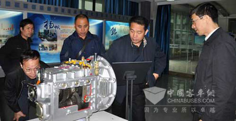 梁政月总经理（右二）一行在綦齿传动公司展厅参观