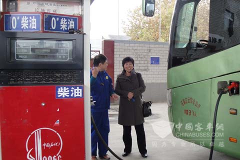 出车归来王师傅在加油站给车加油，加油站工作人员也称赞这个车省油