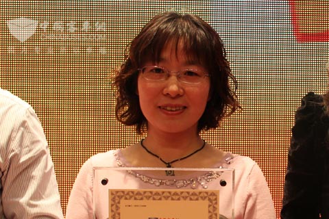 GEA 博客公司代表上台领奖