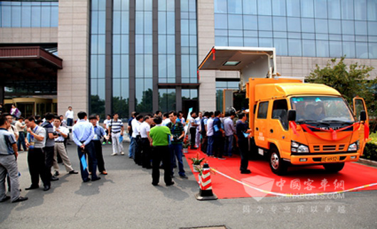 与会代表参观检测车