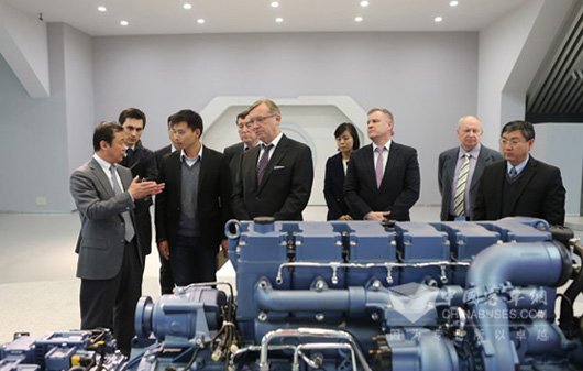 双方进行亲切友好的交流