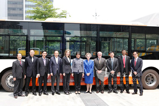 美国领事馆、广州第一巴士、康明斯公司等代表见证最环保天然气客车投用