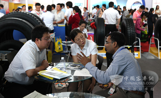 第五届广饶国际轮胎展会现场洽谈贸易