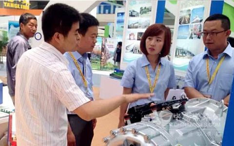 法士特展位工作人员认真向客户讲解法士特产品