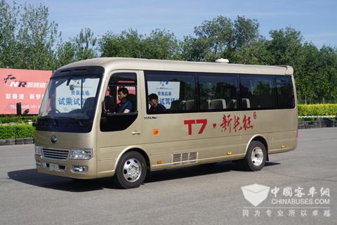  测试场上的宇通T7高端商务车