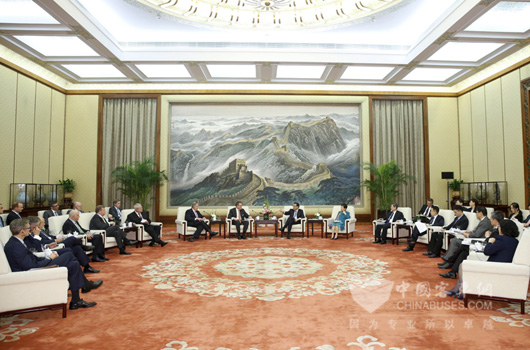 国务院总理李克强与代表们座谈