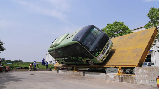 E7侧翻角度为45度，远高于国家标准规定的28度