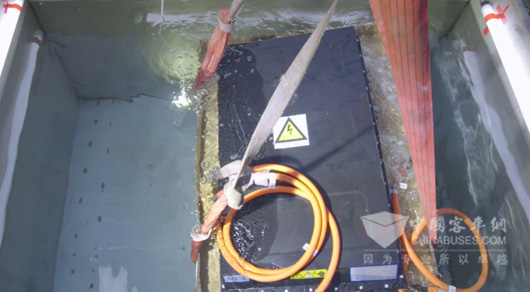 E7纯电动客车动力电池浸水试验