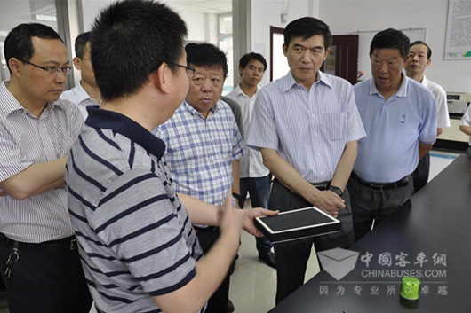 石俊峰董事长向黄澜副市长介绍龙蟠最新的研发成果