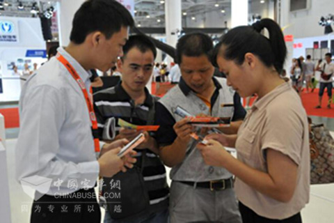 观展车主到展台了解正新轮胎产品信息