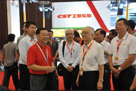 正新厦门集团陈秀雄董事长（右二）莅临正新轮胎展台参观指导