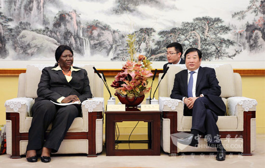 潍柴董事长谭旭光会见塞拉利昂中国大使馆公使昆巴·莫莫一行 