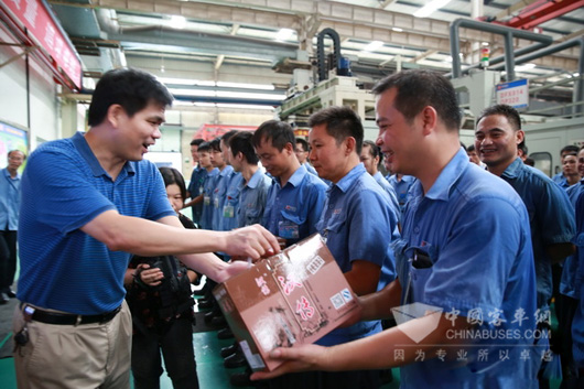 卢道东(左)为员工送上清凉饮料