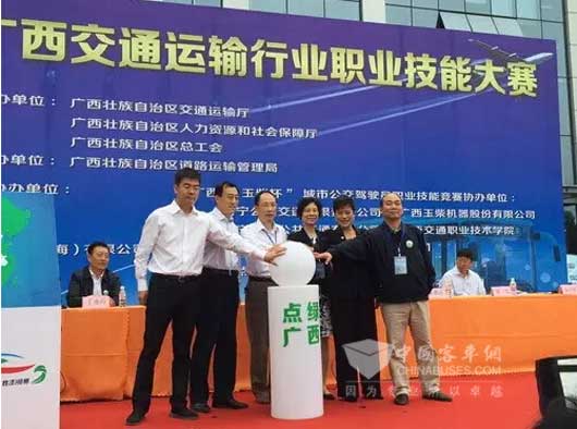 玉柴股份副总裁王利民(左一)等共同为活动启幕